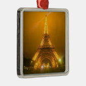 Frankreich, Paris. Eiffelturm beleuchtet bei 3 Silbernes Ornament (Rechts)