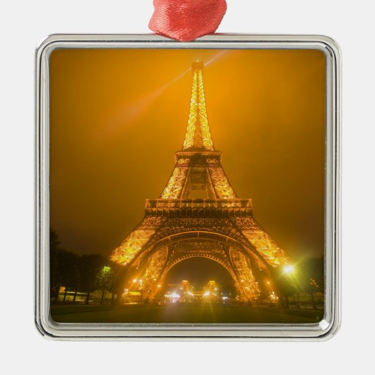 Frankreich, Paris. Eiffelturm beleuchtet bei 3 Silbernes Ornament (Vorne)
