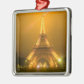 Frankreich, Paris. Eiffelturm beleuchtet bei 3 Silbernes Ornament (Links)