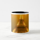 Frankreich, Paris. Eiffelturm beleuchtet bei 3 Zweifarbige Tasse (Mittel)