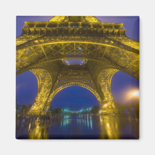 Frankreich, Paris. Eiffelturm beleuchtet bei Magnet