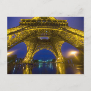 Frankreich, Paris. Eiffelturm beleuchtet bei Postkarte
