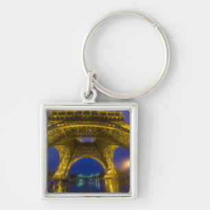 Frankreich, Paris. Eiffelturm beleuchtet bei Schlüsselanhänger