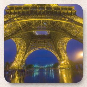 Frankreich, Paris. Eiffelturm beleuchtet bei Untersetzer