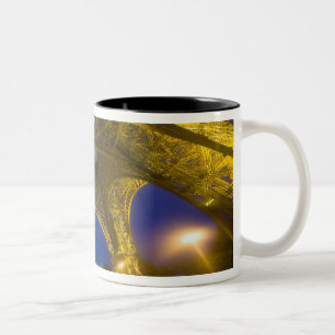 Frankreich, Paris. Eiffelturm beleuchtet bei Zweifarbige Tasse