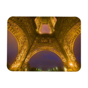 Frankreich, Paris. Eiffelturm beleuchtet um 2 Magnet