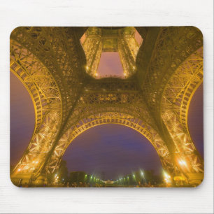 Frankreich, Paris. Eiffelturm beleuchtet um 2 Mousepad