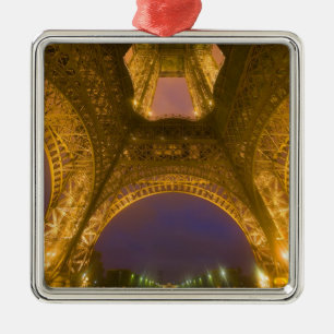 Frankreich, Paris. Eiffelturm beleuchtet um 2 Silbernes Ornament