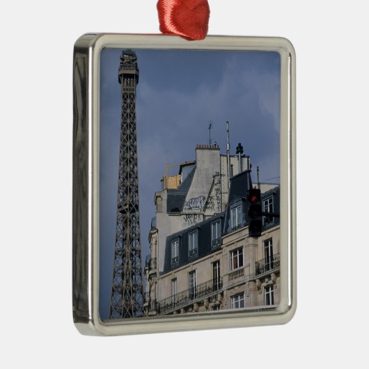 Frankreich, Paris, Eiffelturm hinter Metrozug Ornament Aus Metall (Rechts)