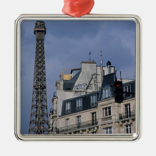 Frankreich, Paris, Eiffelturm hinter Metrozug Ornament Aus Metall (Vorne)