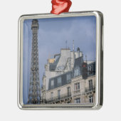 Frankreich, Paris, Eiffelturm hinter Metrozug Ornament Aus Metall (Links)