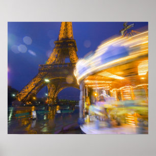 Frankreich, Paris. Eiffelturm im Zwielicht Nebel u Poster