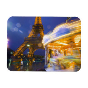 Frankreich, Paris. Eiffelturm in Dämmerung und Ne Magnet