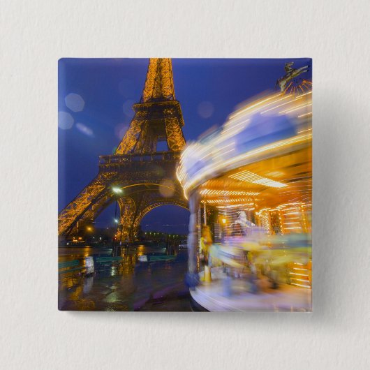 Frankreich, Paris. Eiffelturm in Dämmerung und Neb Button (Vorderseite)