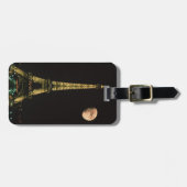 Frankreich, Paris. Eiffelturm nachts mit Gepäckanhänger (Vorderseite horizontal)