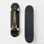 Frankreich, Paris. Eiffelturm nachts mit Skateboard (Vorderseite)