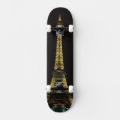 Frankreich, Paris. Eiffelturm nachts mit Skateboard (Vorderseite)