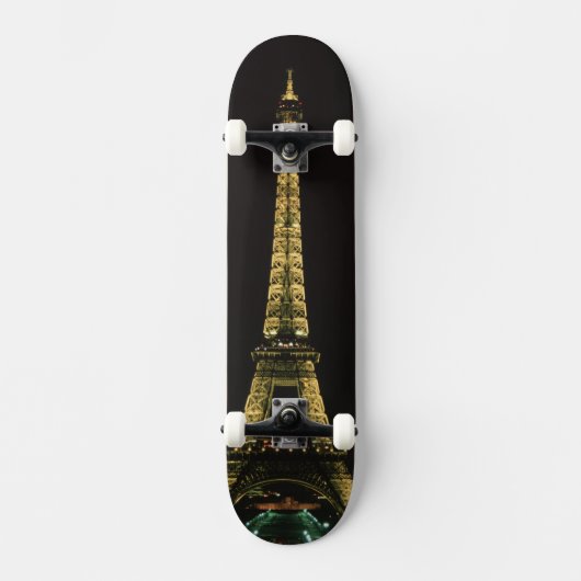 Frankreich, Paris. Eiffelturm nachts mit Skateboard (Vorderseite)