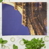 FRANKREICH, Paris Eiffelturm, Sicht auf den Abend Handtuch (Gefaltet)