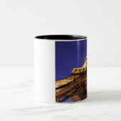 FRANKREICH, Paris Eiffelturm, Sicht auf den Abend Zweifarbige Tasse (Mittel)