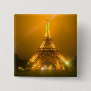 Frankreich, Paris. Eiffelturm um 3 Uhr beleuchtet Button