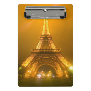 Frankreich, Paris. Eiffelturm um 3 Uhr beleuchtet Mini Klemmbrett