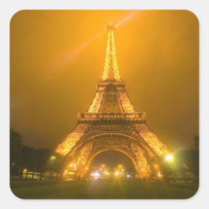 Frankreich, Paris. Eiffelturm um 3 Uhr beleuchtet Quadratischer Aufkleber