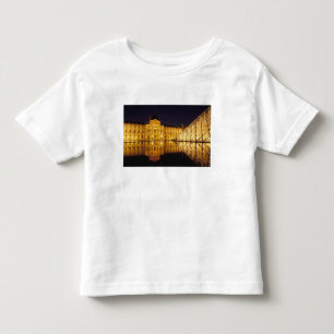 Frankreich, Paris, Louvre-Museum bei Nacht. Kleinkind T-shirt