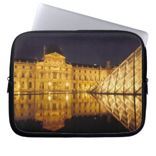 Frankreich, Paris, Louvre-Museum bei Nacht. Laptopschutzhülle