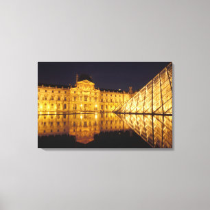 Frankreich, Paris, Louvre-Museum bei Nacht. Leinwanddruck