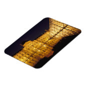 Frankreich, Paris, Louvre Museum bei Nacht. Magnet (Linke Seite)