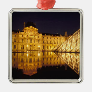 Frankreich, Paris, Louvre Museum bei Nacht. Ornament Aus Metall
