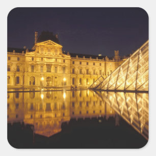 Frankreich, Paris, Louvre Museum bei Nacht. Quadratischer Aufkleber
