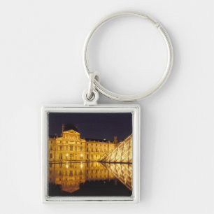 Frankreich, Paris, Louvre-Museum bei Nacht. Schlüsselanhänger