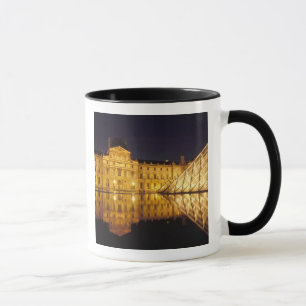 Frankreich, Paris, Louvre-Museum bei Nacht. Tasse