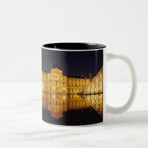Frankreich, Paris, Louvre Museum bei Nacht. Zweifarbige Tasse