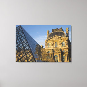 Frankreich, Paris, Louvre Museum und die Pyramide, Leinwanddruck