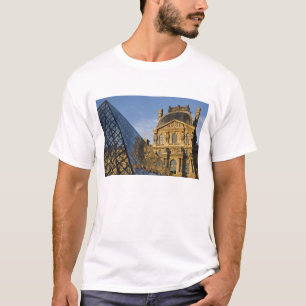 Frankreich, Paris, Louvre-Museum und die Pyramide, T-Shirt