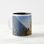 Frankreich, Paris, Louvre und die Pyramide, Zweifarbige Tasse (Vorderseite Links)