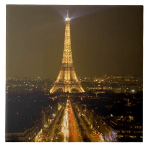 Frankreich, Paris. Nachtansicht des Eiffelturms Fliese