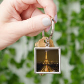 Frankreich, Paris. Nachtblick auf den Eiffelturm Schlüsselanhänger (Hand)