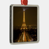 Frankreich, Paris. Nachtblick auf den Eiffelturm Silbernes Ornament (Rechts)