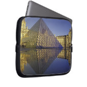 FRANKREICH, Paris Reflection, Pyramide. Der Louvre Laptopschutzhülle (Vorne Rechts)