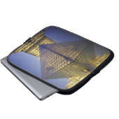FRANKREICH, Paris Reflection, Pyramide. Der Louvre Laptopschutzhülle (Vorne Knopf)