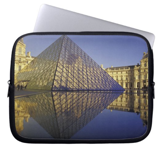FRANKREICH, Paris Reflection, Pyramide. Der Louvre Laptopschutzhülle (Vorderseite)