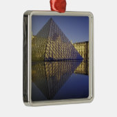 FRANKREICH, Paris Reflection, Pyramide. Der Louvre Ornament Aus Metall (Rechts)