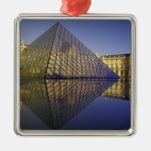 FRANKREICH, Paris Reflection, Pyramide. Der Louvre Ornament Aus Metall