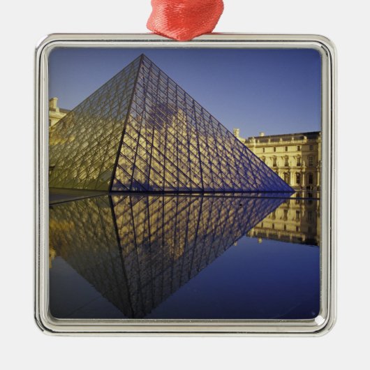 FRANKREICH, Paris Reflection, Pyramide. Der Louvre Ornament Aus Metall (Vorne)