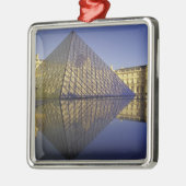 FRANKREICH, Paris Reflection, Pyramide. Der Louvre Ornament Aus Metall (Links)