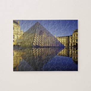 FRANKREICH, Paris Reflection, Pyramide. Der Louvre Puzzle